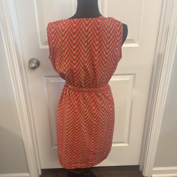 Small Geometric Print Dress - Picture 5 of 6